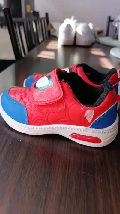 Zapatillas infantiles Spiderman rojas y azules - miniatura 4