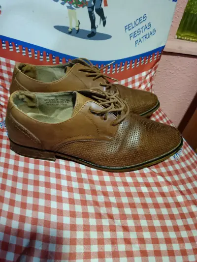 Zapatos de cuero marrón para hombre en buen estado - miniatura 1