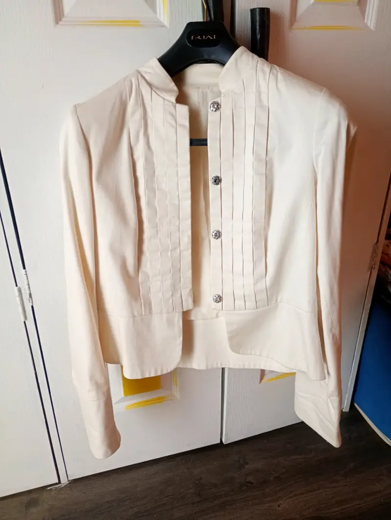 Chaqueta de mujer beige elegante - 1