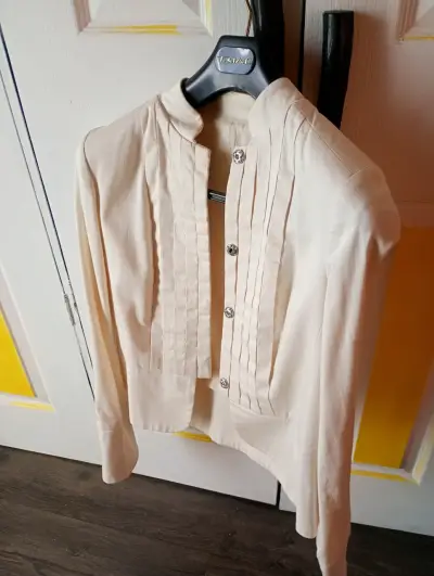Chaqueta de mujer beige elegante - miniatura 2