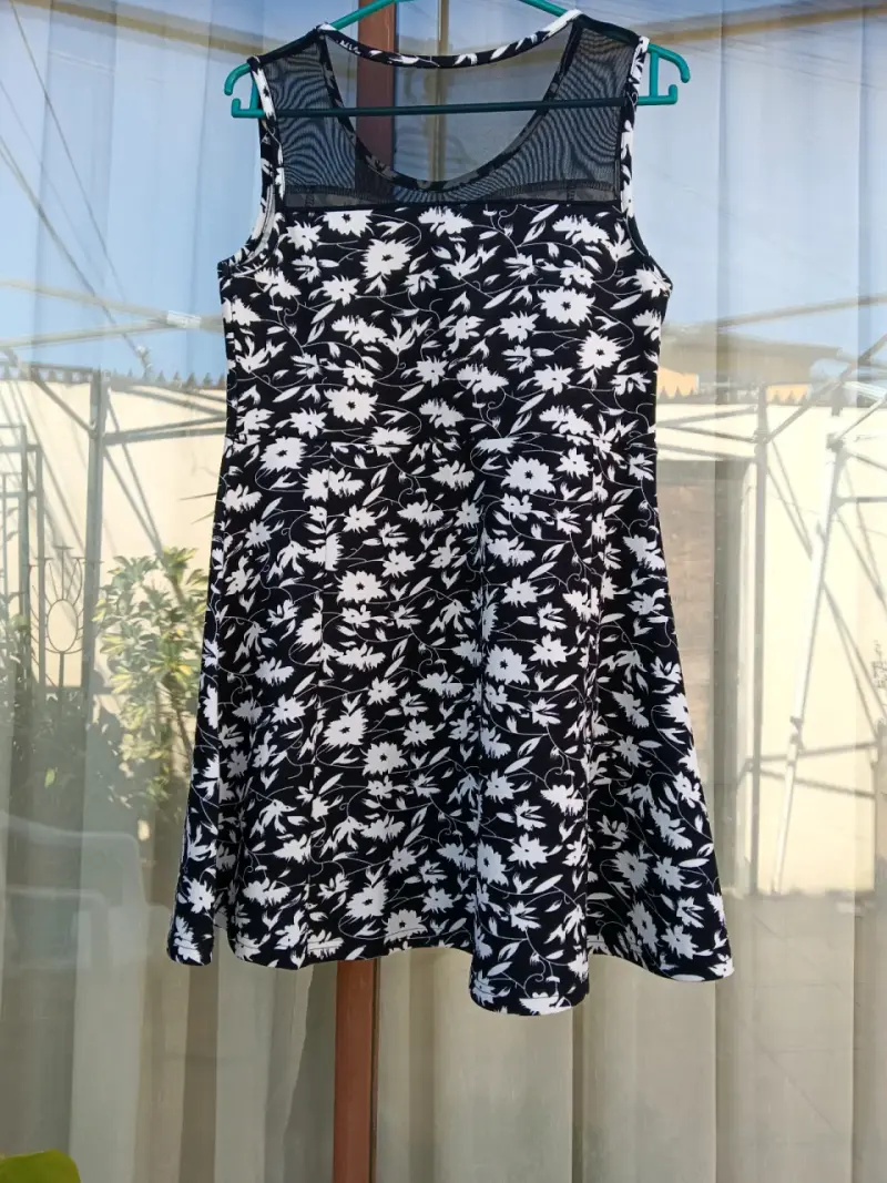 Vestido floral negro y blanco con malla - 1