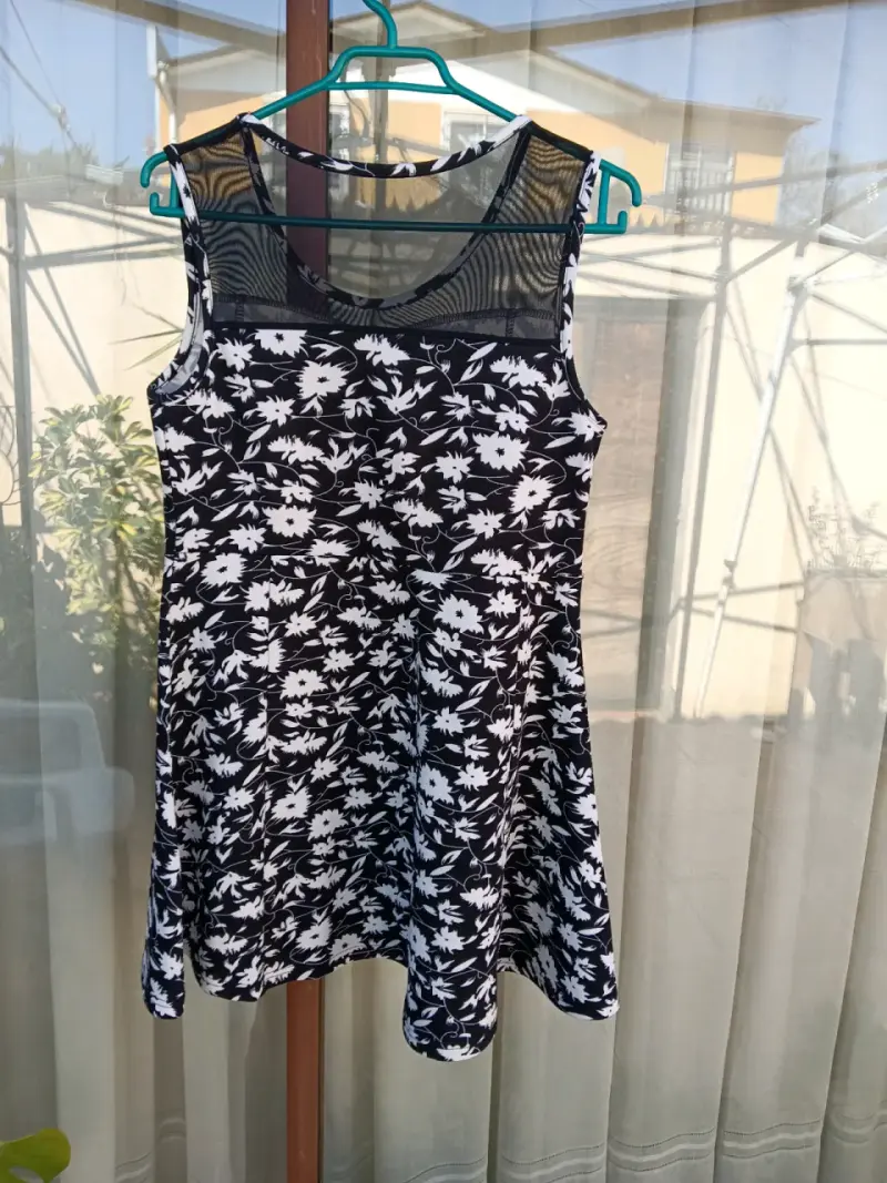Vestido floral negro y blanco con malla - 2