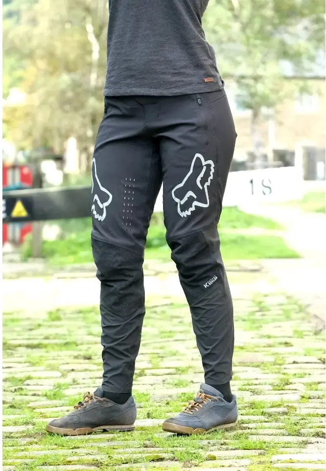 Pantalones de ciclismo Fox negros con logo - 2