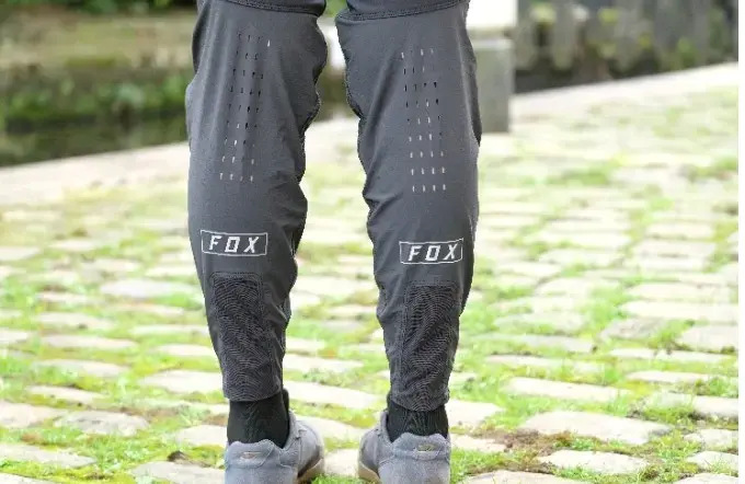 Pantalones de ciclismo Fox negros con logo - 4