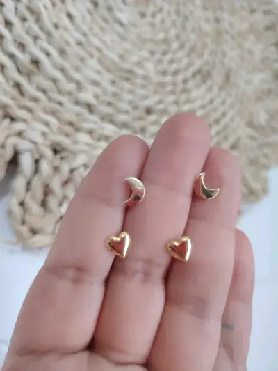 Set de aros bañados en oro de luna y corazón - miniatura 1