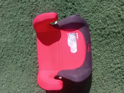 Asiento elevador infantil rojo y negro - miniatura 1