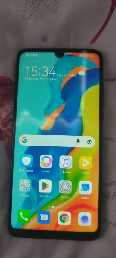 Smartphone Huawei con funda y cargador - miniatura 1
