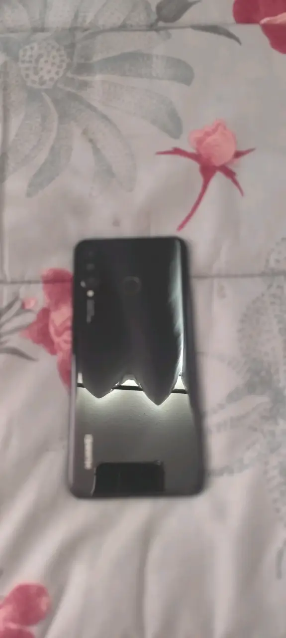 Smartphone Huawei con funda y cargador - 2