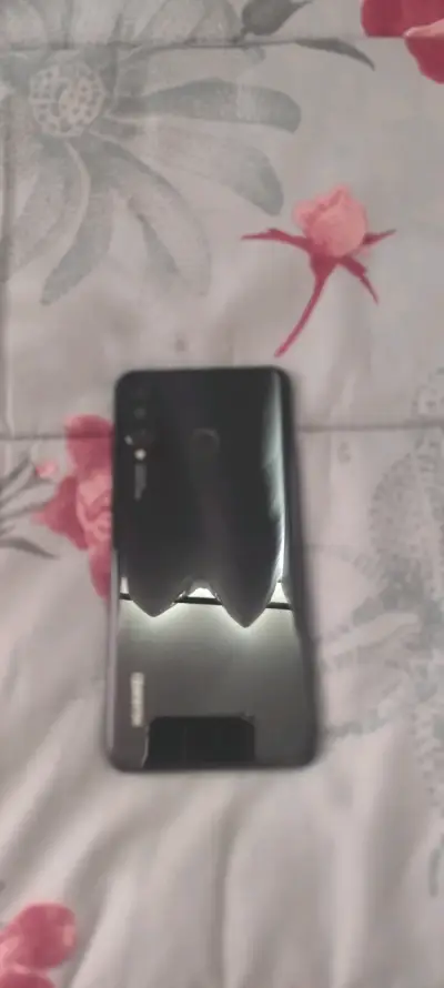 Smartphone Huawei con funda y cargador - miniatura 2