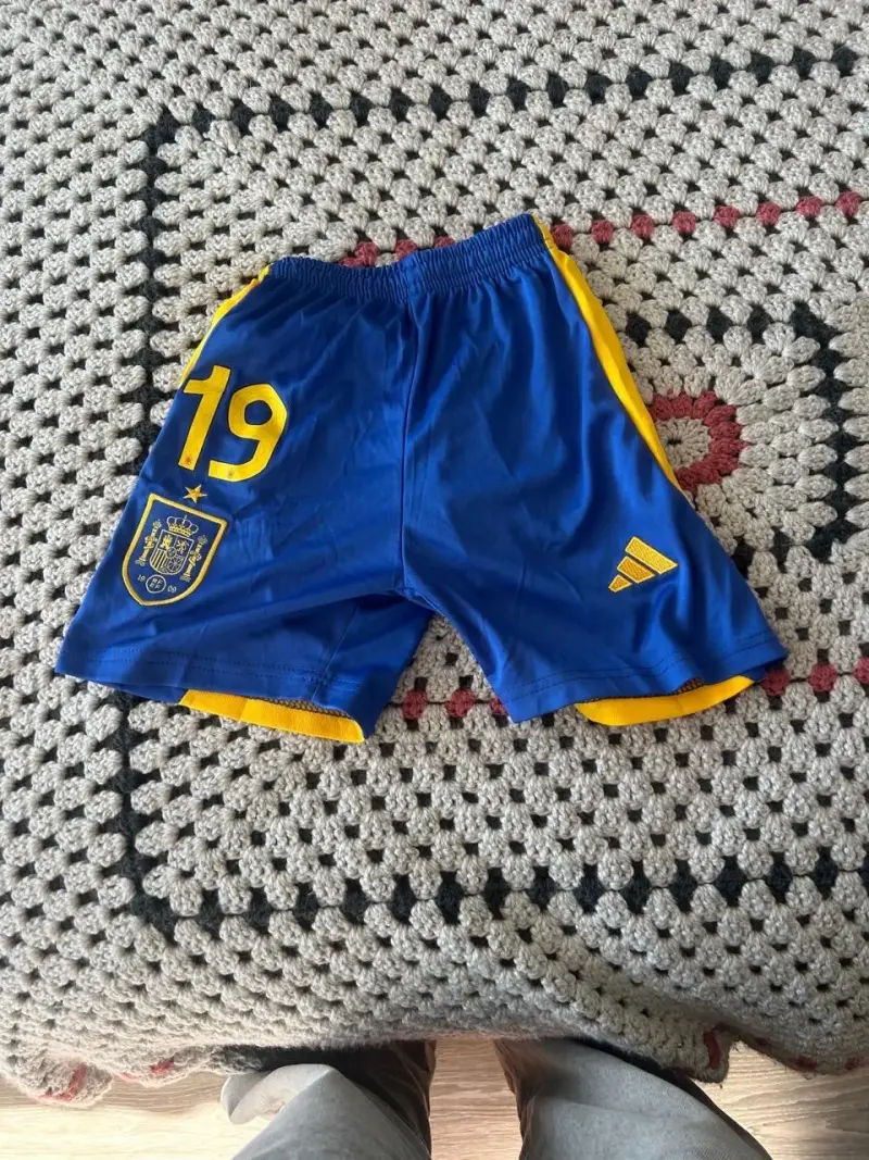 Short deportivo azul con número 19