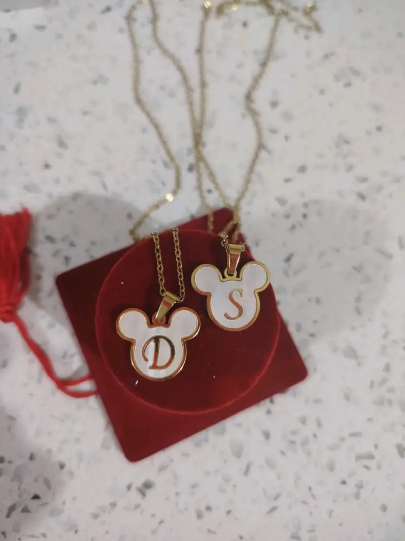 Collares con dijes de letras estilo Disney - 1