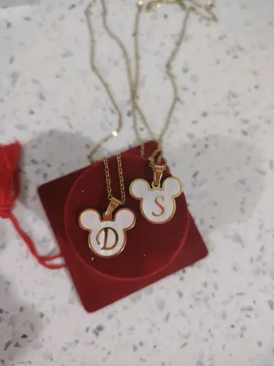 Collares con dijes de letras estilo Disney - miniatura 1