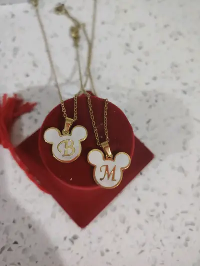 Collares con dijes de letras estilo Disney - miniatura 2