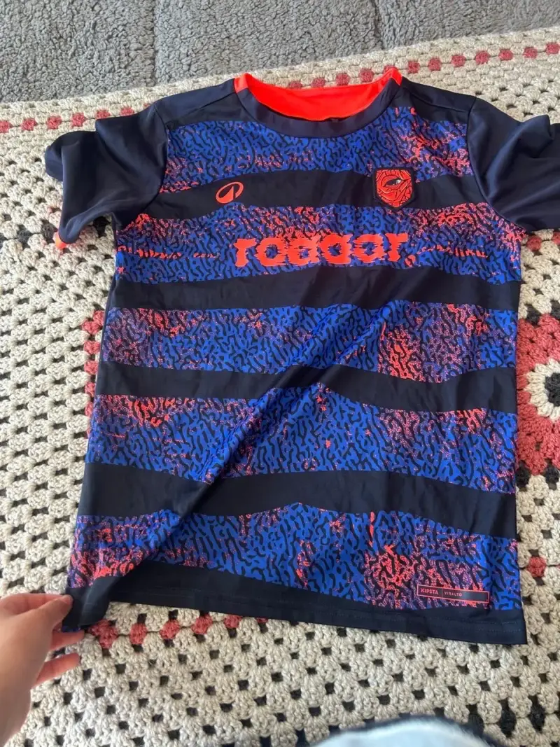 Camiseta deportiva Kipsta azul y roja