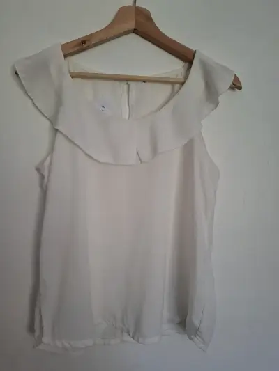 Blusa sin mangas blanca con vuelos - miniatura 2