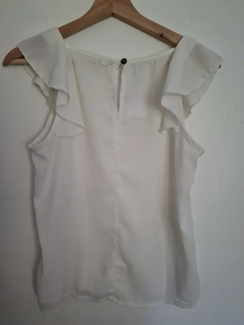 Blusa sin mangas blanca con vuelos - 3