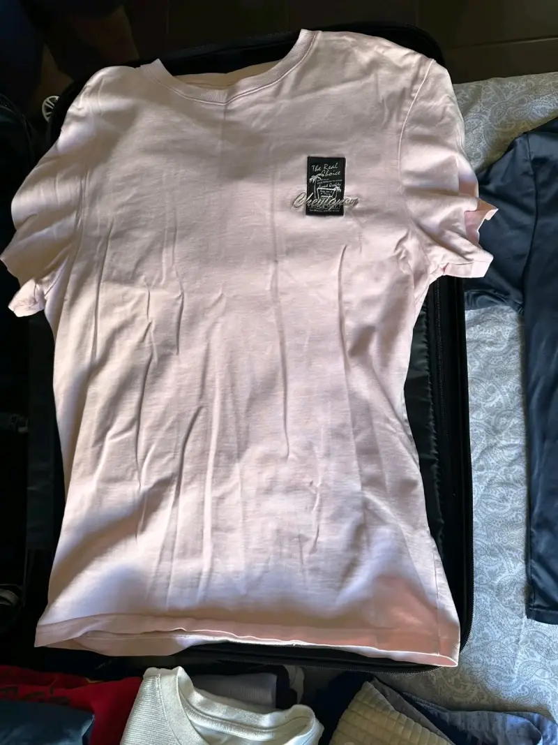 Polera rosa con diseño gráfico, marca chevignon