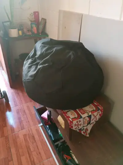 Puff negro en forma de balón de fútbol - miniatura 1