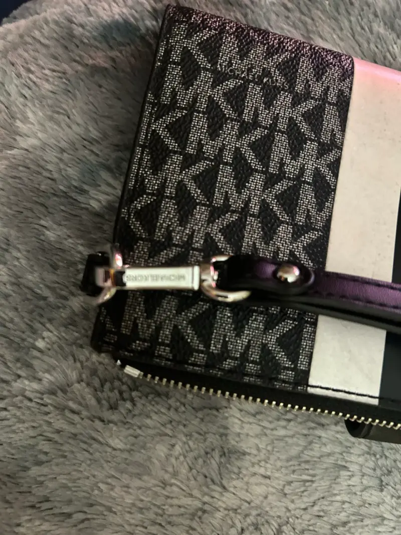 Cartera Michael Kors negra con monograma - 1