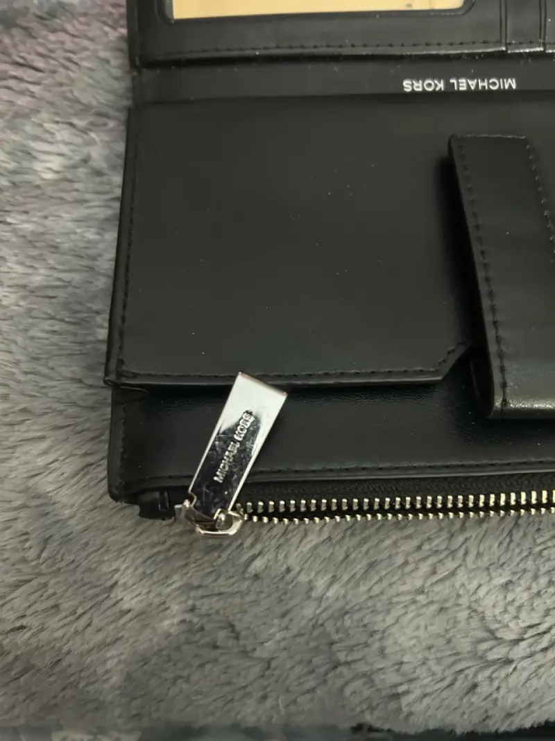 Cartera Michael Kors negra con monograma - 2
