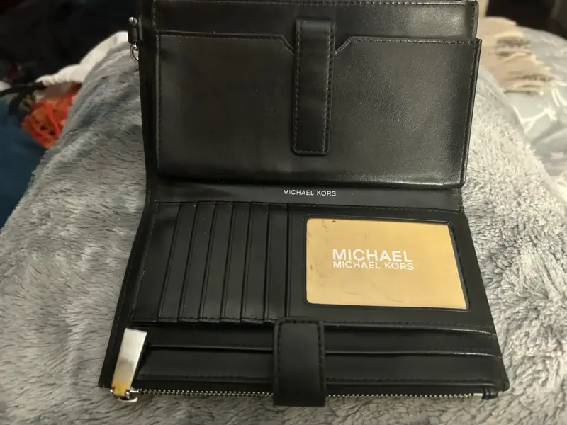 Cartera Michael Kors negra con monograma - 3