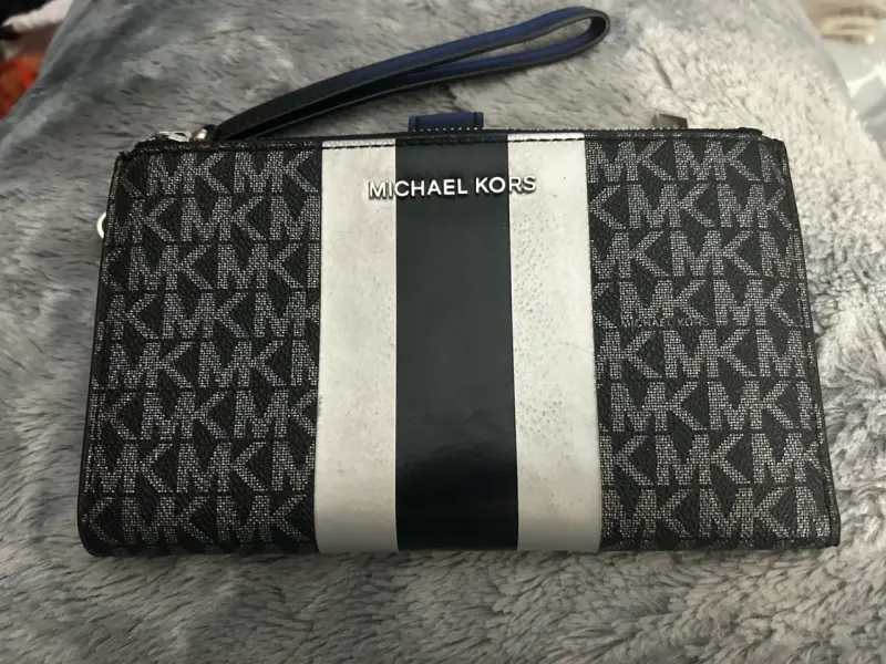 Cartera Michael Kors negra con monograma - 4