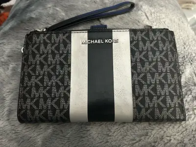 Cartera Michael Kors negra con monograma - miniatura 4