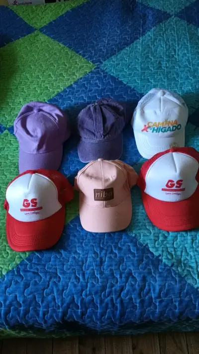 Lote de gorras variadas con logos - miniatura 2