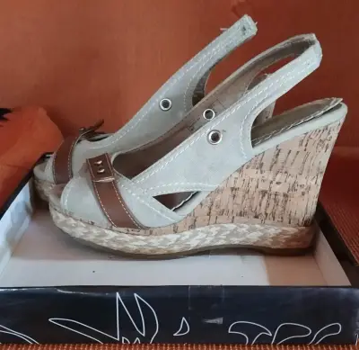 Sandalias de cuña beige Marie Claire - miniatura 1