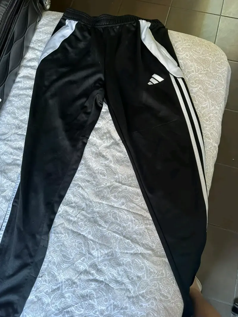 Pantalones deportivos negros con franjas blancas
