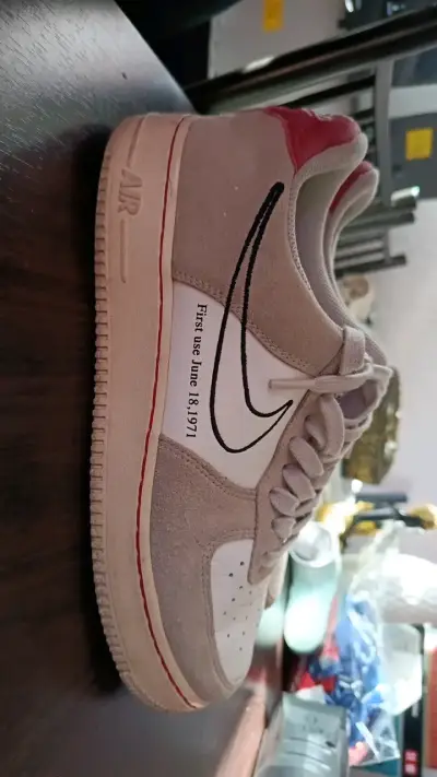 Zapatillas deportivas Nike Air Force 1 gris y rojo - miniatura 1