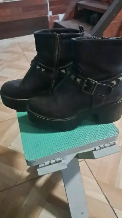 Botines de cuero marrón con tachas y plataforma - miniatura 1