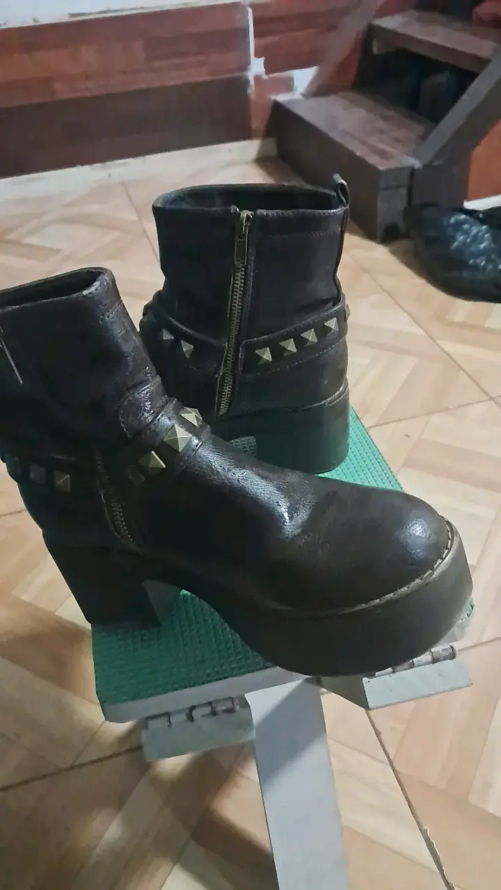 Botines de cuero marrón con tachas y plataforma - 2
