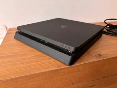 PS4 Slim con cables y 5 juegos (Sin control) - miniatura 1