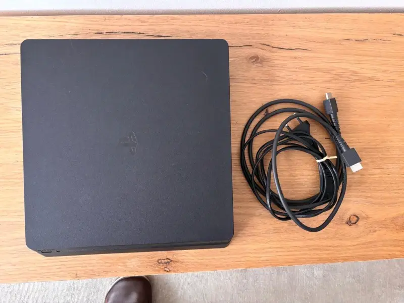 PS4 Slim con cables y 5 juegos (Sin control) - 2