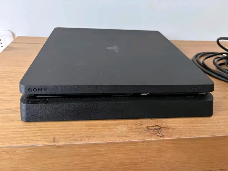 PS4 Slim con cables y 5 juegos (Sin control) - 4