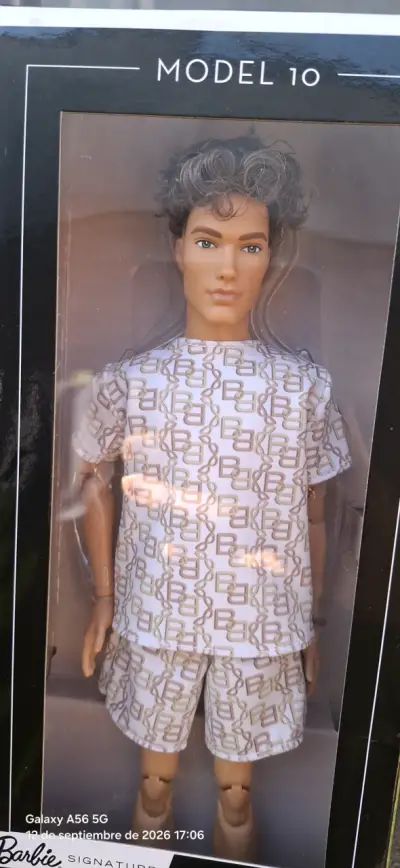 Muñeco Ken  Barbie Basics Modelo 10 - miniatura 1