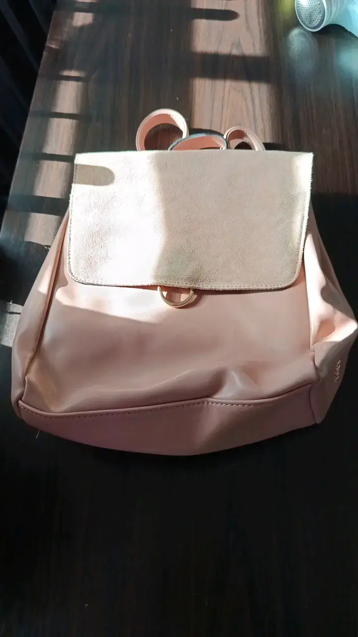 Mochila de cuero sintético rosada con solapa - 1
