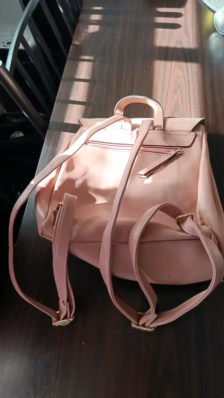 Mochila de cuero sintético rosada con solapa - 2