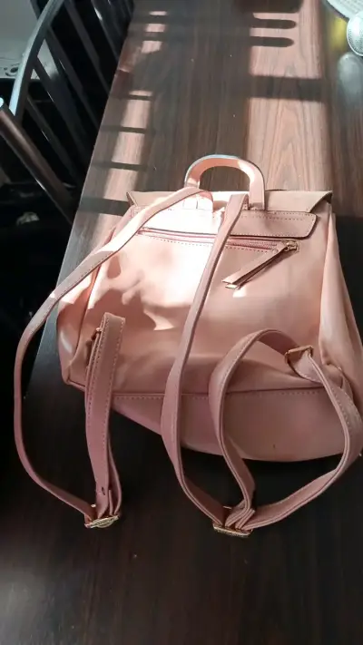 Mochila de cuero sintético rosada con solapa - miniatura 2