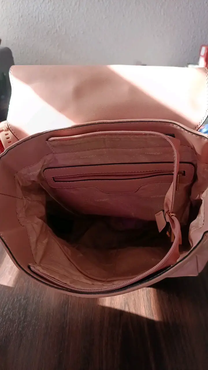 Mochila de cuero sintético rosada con solapa - 3