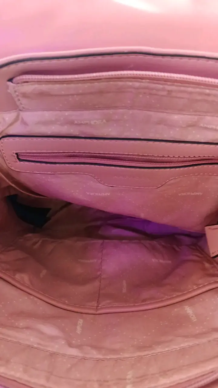 Mochila de cuero sintético rosada con solapa - 4