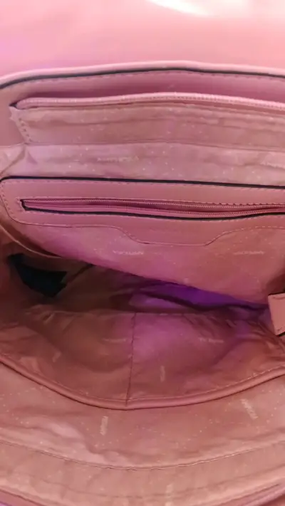 Mochila de cuero sintético rosada con solapa - miniatura 4