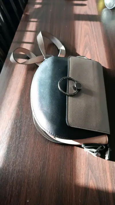 Mochila pequeña de cuero Ampora en negro y beige - miniatura 1