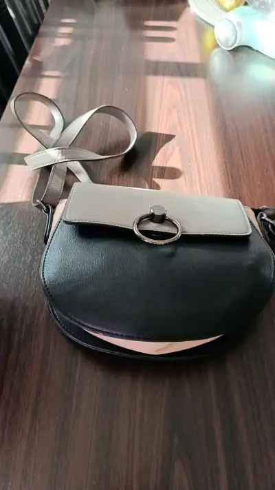 Mochila pequeña de cuero Ampora en negro y beige - miniatura 3