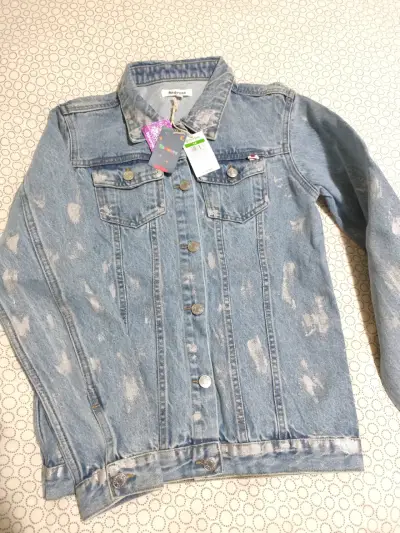 Chaqueta de mezclilla para niñacon diseño desgast - miniatura 1