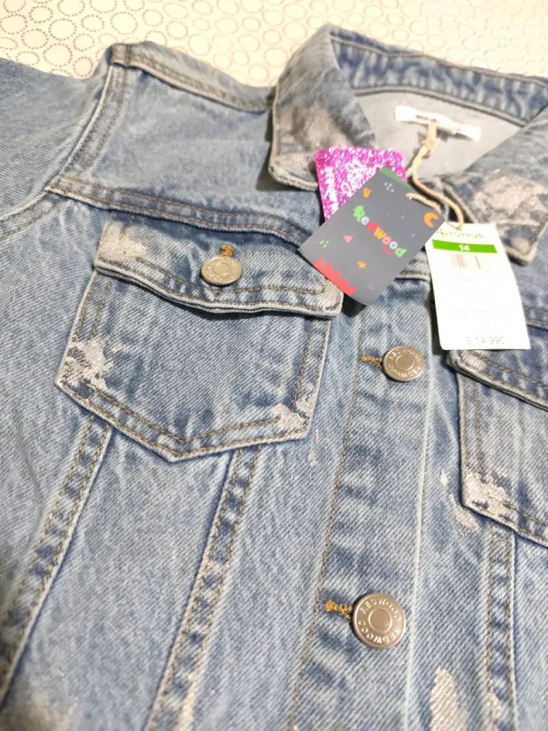 Chaqueta de mezclilla para niñacon diseño desgast - 2