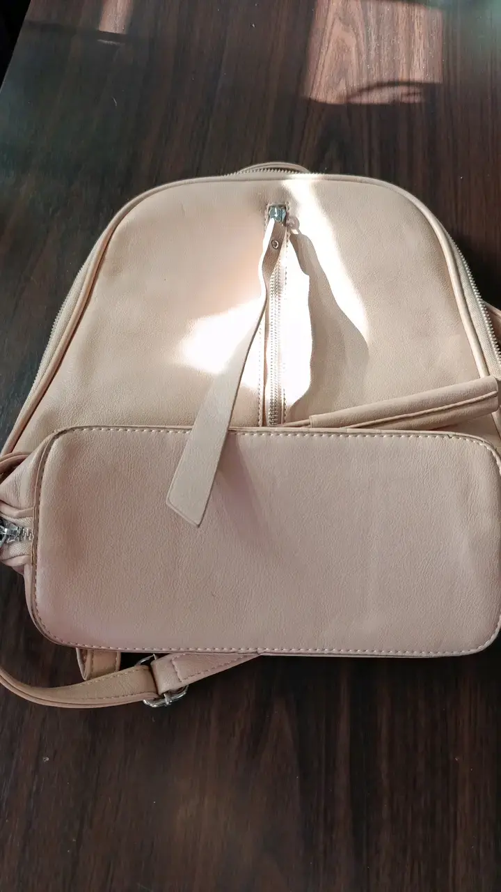 Mochila beige estilo casual con múltiples compartimentos - 1