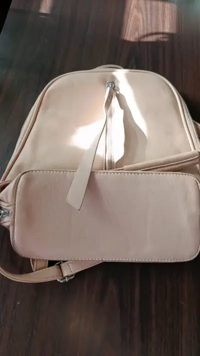 Mochila beige estilo casual con múltiples compartimentos - miniatura 1
