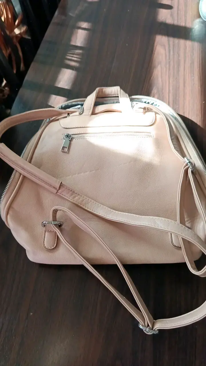 Mochila beige estilo casual con múltiples compartimentos - 2